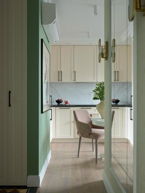 В этой квартире каждая деталь продумана так, чтобы пространство оставалось лёгким, удобным и визуально интересным. 04