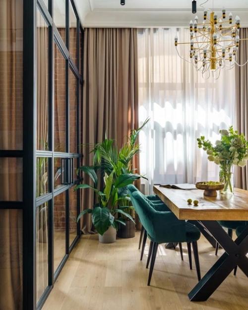 Реализованный интерьер двухкомнатной квартиры с яркими акцентами. 01