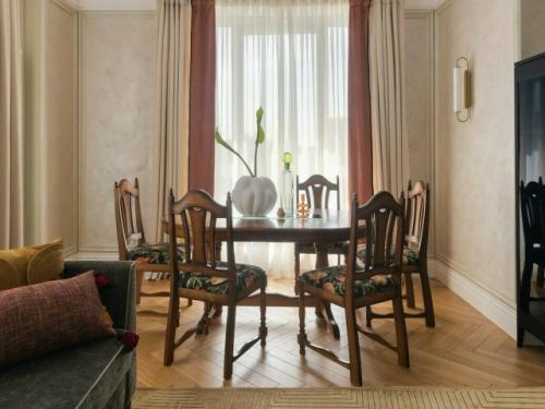 Классический интерьер двухкомнатной квартиры получился элегантным, уютным и очень личным - таким, в котором каждая деталь имеет значение. 02