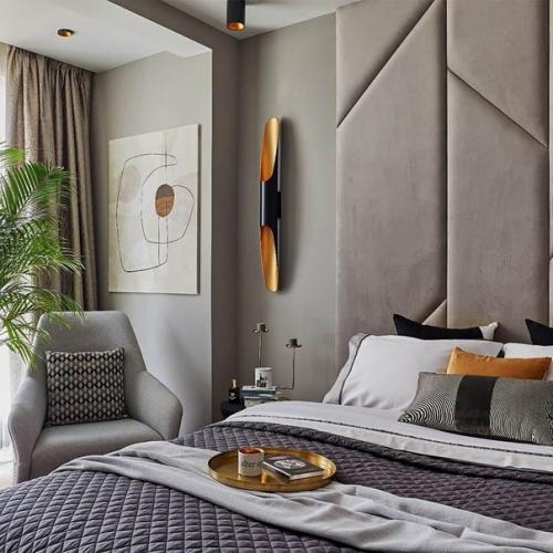 Небольшая площадь не помешала в создании спокойного и комфортного интерьера в серых тонах. 03