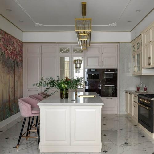 Классический интерьер дома, который соединил в себе роскошные детали, идеальную выверенность пропорций, гармонию форм. 01