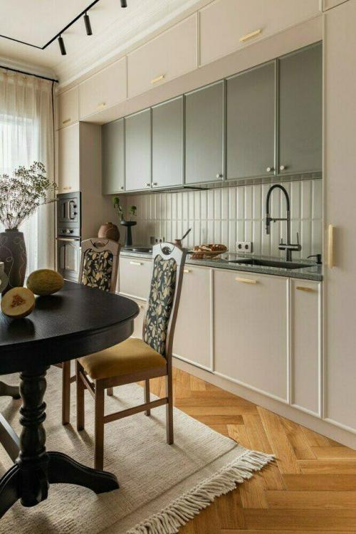 Классический интерьер двухкомнатной квартиры получился элегантным, уютным и очень личным - таким, в котором каждая деталь имеет значение. 08