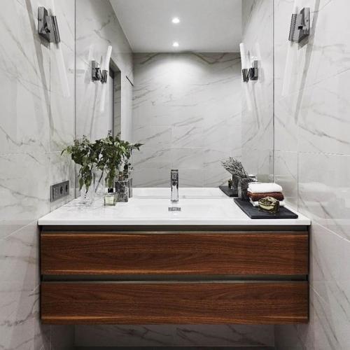 Небольшая площадь не помешала в создании спокойного и комфортного интерьера в серых тонах. 05