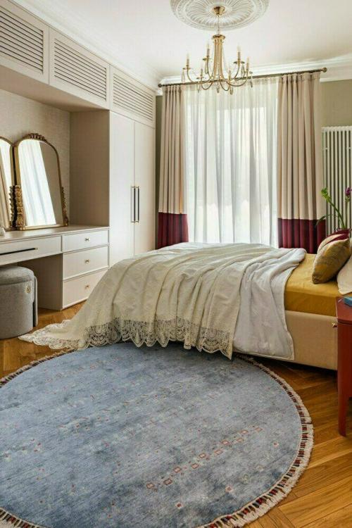 Классический интерьер двухкомнатной квартиры получился элегантным, уютным и очень личным - таким, в котором каждая деталь имеет значение. 05