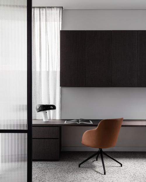 Светлый и безмятежный интерьер, который наполняет жизнь естественным светом и связывает с окружающей природой. 05