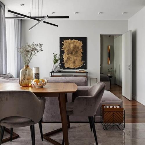 Небольшая площадь не помешала в создании спокойного и комфортного интерьера в серых тонах. 01