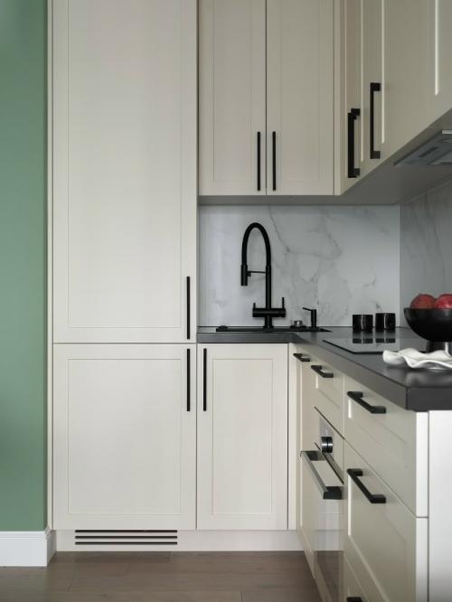 В этой квартире каждая деталь продумана так, чтобы пространство оставалось лёгким, удобным и визуально интересным. 05