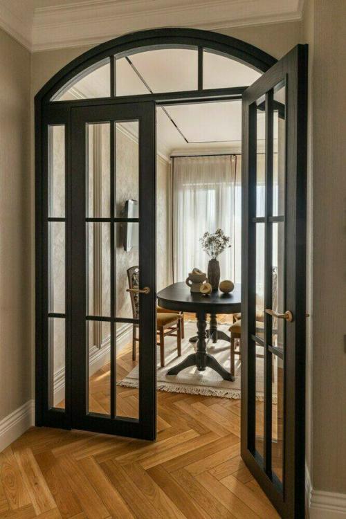 Классический интерьер двухкомнатной квартиры получился элегантным, уютным и очень личным - таким, в котором каждая деталь имеет значение. 01