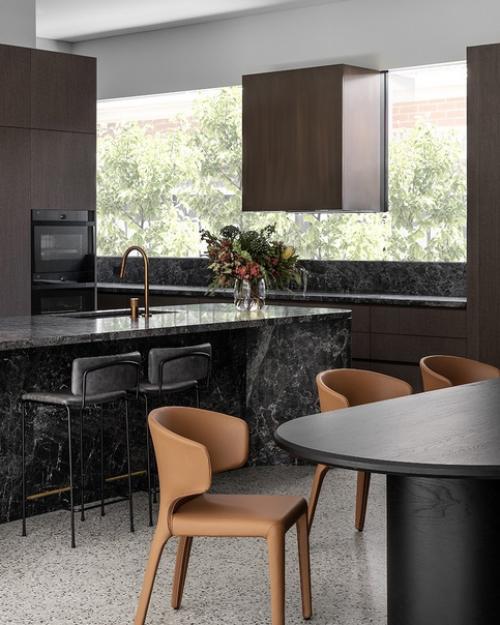 Светлый и безмятежный интерьер, который наполняет жизнь естественным светом и связывает с окружающей природой. 01