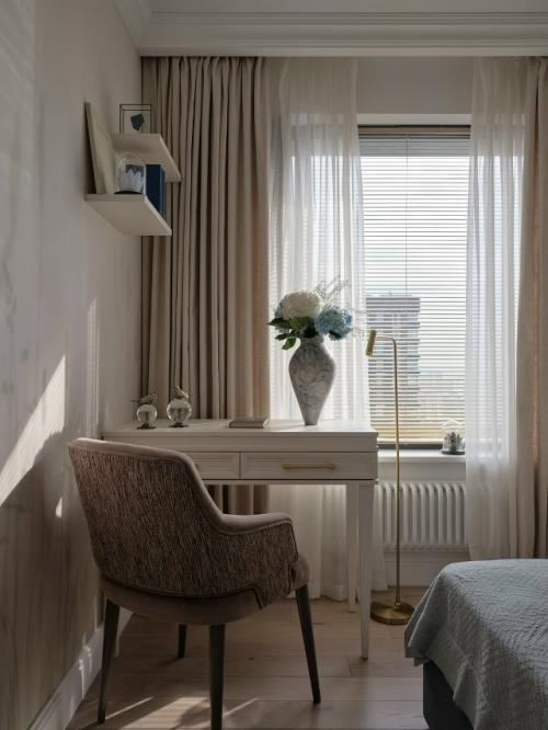 В этой квартире каждая деталь продумана так, чтобы пространство оставалось лёгким, удобным и визуально интересным. 01