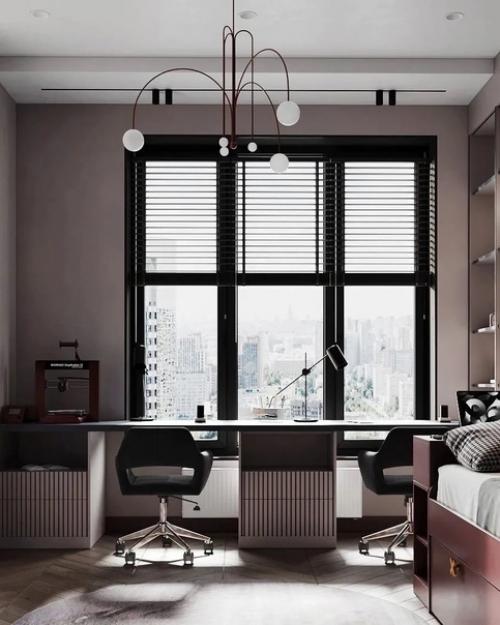 Детская комната в светлой гамме с акцентными зонами приглушенного винного оттенка и благородного французского синего. 07