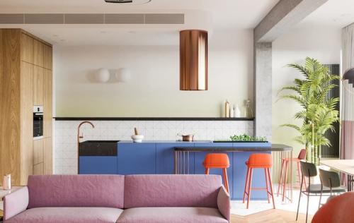 В этом интерьере внимание захватывают цвета: ярко-голубой кухонный остров, оранжевые барные стулья, лиловый диван.