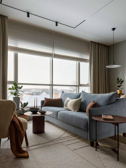 Интерьер небольшой квартиры отражает тонкое единение города и природы, создавая атмосферу спокойствия и внутренней свободы. 01