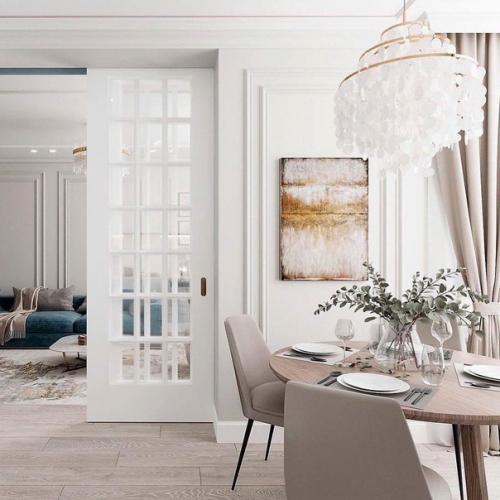 Проект квартиры, в котором сочетаются нежно-голубой с оттенками бежевого и белого цвета. 01