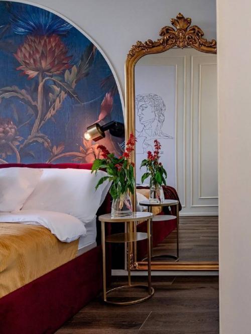 В интерьерах с выраженным характером особенно интересно наблюдать, как цвет перестаёт быть акцентом и становится конструктивным элементом. 02