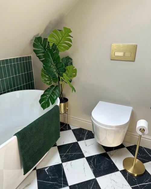 Это же загородный дом, однозначно там есть ещё душевая и более удобная раковина. 04