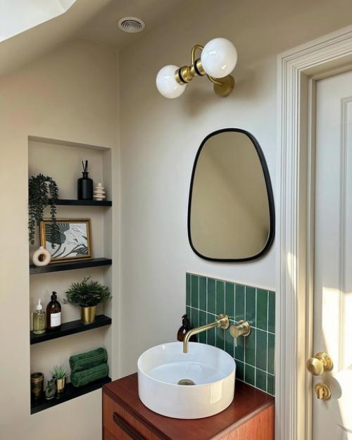 Это же загородный дом, однозначно там есть ещё душевая и более удобная раковина. 05