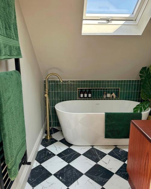 Это же загородный дом, однозначно там есть ещё душевая и более удобная раковина. 03