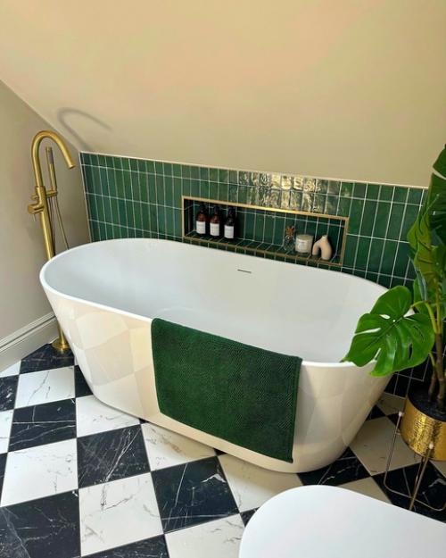 Это же загородный дом, однозначно там есть ещё душевая и более удобная раковина. 06