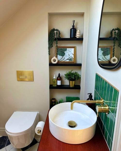 Это же загородный дом, однозначно там есть ещё душевая и более удобная раковина. 02