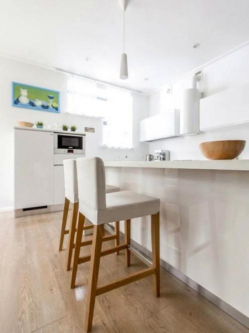 Современный светлый дом с яркими акцентами. 01