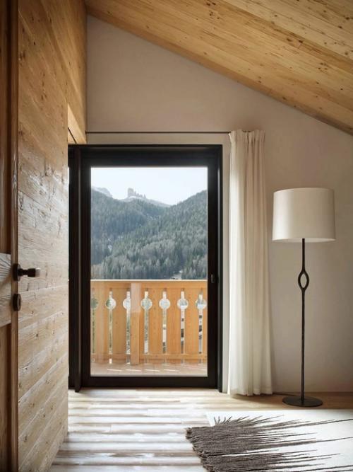 Тёплая атмосфера настоящего горного шале - место, где уют встречается с величием природы. 08