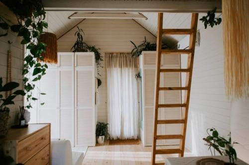 Этот дом словно растворяется в природе - ни одна деталь не выбивается из общей гармонии. 05