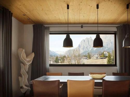 Тёплая атмосфера настоящего горного шале - место, где уют встречается с величием природы. 02