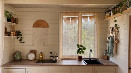 Этот дом словно растворяется в природе - ни одна деталь не выбивается из общей гармонии. 01