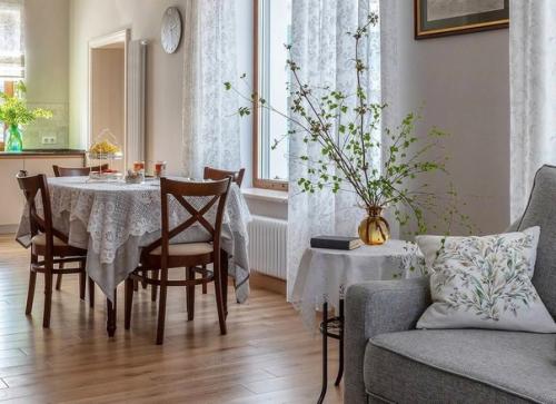 Бабушкина скатерть, старинный буфет, потрясающая отделка: семейный дом с заботой об истории. 02