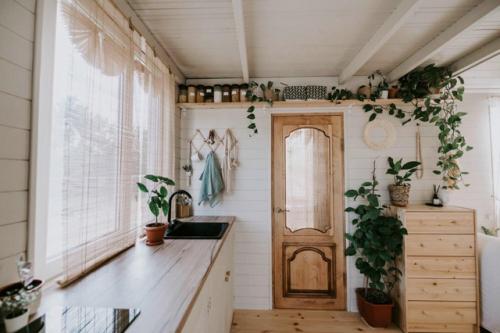 Этот дом словно растворяется в природе - ни одна деталь не выбивается из общей гармонии. 02