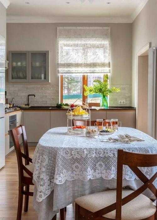 Бабушкина скатерть, старинный буфет, потрясающая отделка: семейный дом с заботой об истории. 01