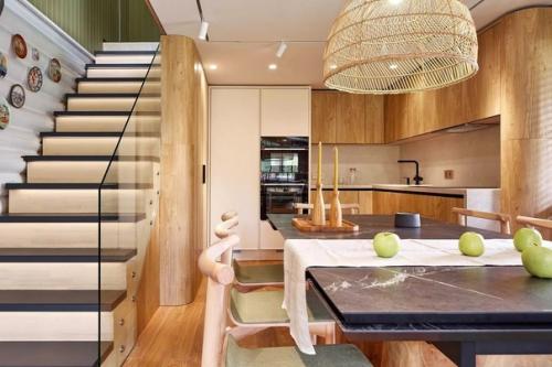 Кухня - гостиная в загородном доме. 02