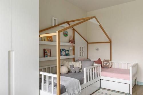 Дизайнер создала пространство, в котором комфорт и практичность идут рука об руку с уютом и стилем. 07