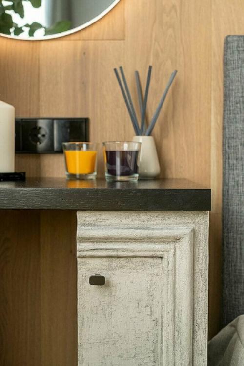 Яркий и жизнерадостный интерьер спальни в загородном доме для харизматичных и современных заказчиков. 03