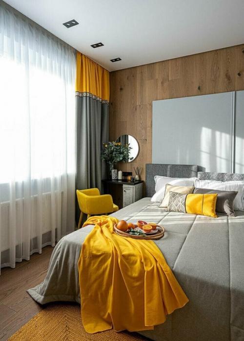 Яркий и жизнерадостный интерьер спальни в загородном доме для харизматичных и современных заказчиков.