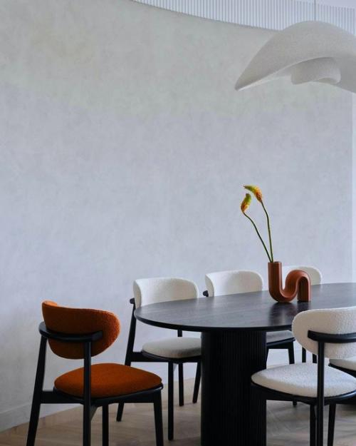 Этот таунхаус - пример того, как современный интерьер может быть одновременно сдержанным и тёплым. 02