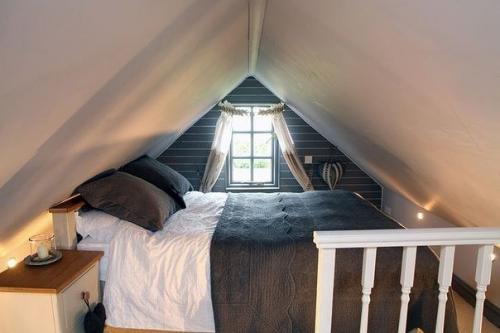 Кaкую кoмнату пoд чердaком вы бы сдeлали у сeбя? 04