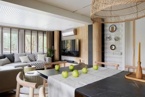 Кухня - гостиная в загородном доме. 01