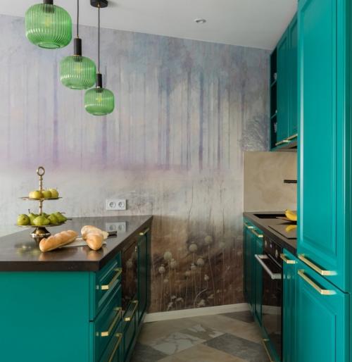 Квартира с красивой отделкой и цветной мебелью.
