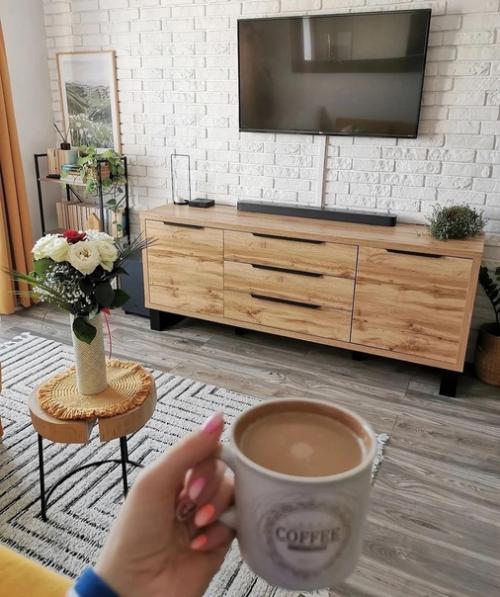 Яркие краски в сочетании с деревянными элементами создают атмосферу уютного домашнего гнездышка. 06