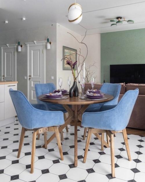 Интерьер квартиры.  Наглядный пример того, как совместить классику с молдингами, современную комфортную мебель и освещение. 03