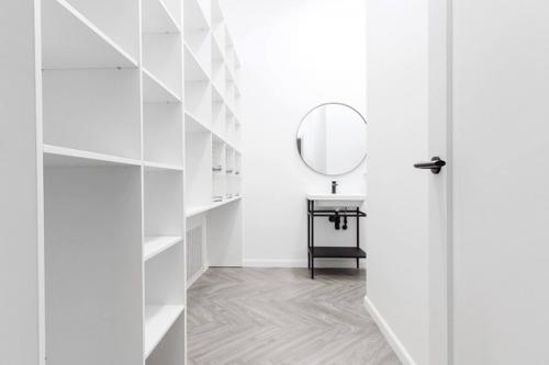 Монохром и современная классика в бывшей питерской коммуналке - пример глубокого преображения пространства площадью 85 кв. 05