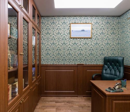 Квартира с красивой отделкой и цветной мебелью. 04