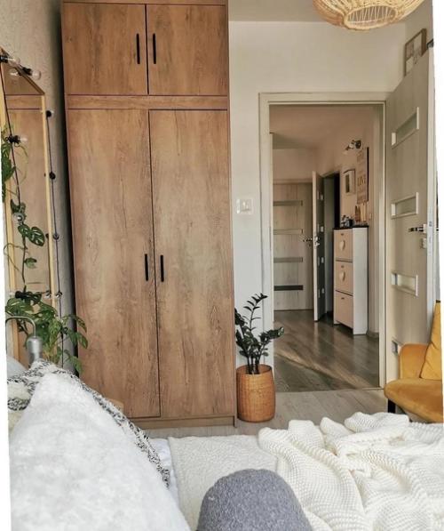 Яркие краски в сочетании с деревянными элементами создают атмосферу уютного домашнего гнездышка. 03