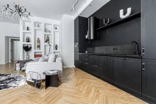 Монохром и современная классика в бывшей питерской коммуналке - пример глубокого преображения пространства площадью 85 кв. 01