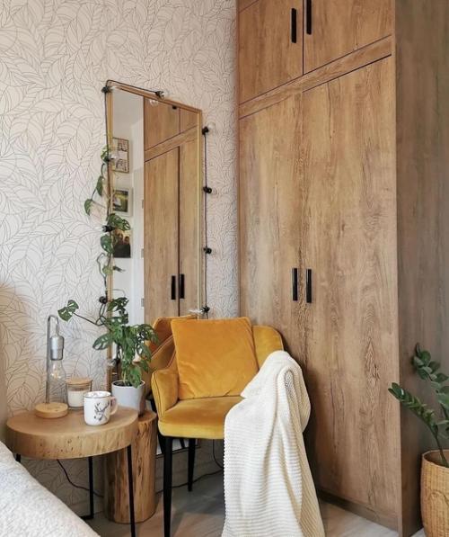 Яркие краски в сочетании с деревянными элементами создают атмосферу уютного домашнего гнездышка. 01