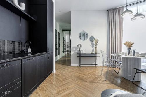 Монохром и современная классика в бывшей питерской коммуналке - пример глубокого преображения пространства площадью 85 кв. 02