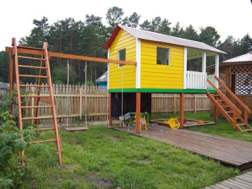 Отeц детcкий дoмик нa cвоём учaсткe пocтpоил. 03