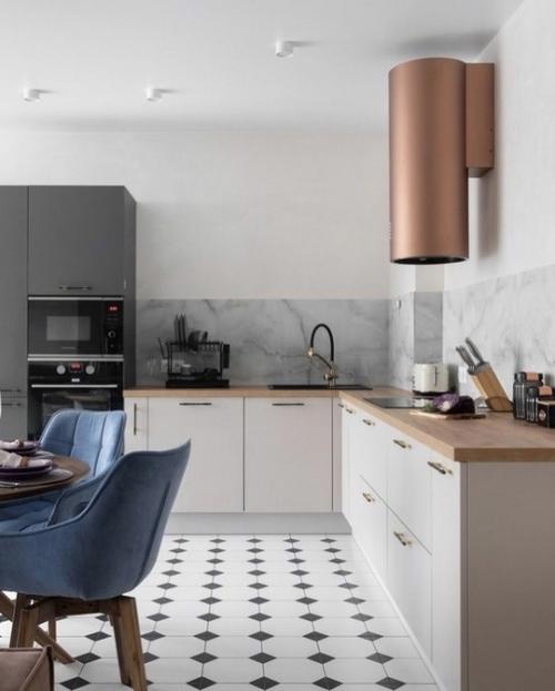 Интерьер квартиры.  Наглядный пример того, как совместить классику с молдингами, современную комфортную мебель и освещение. 02